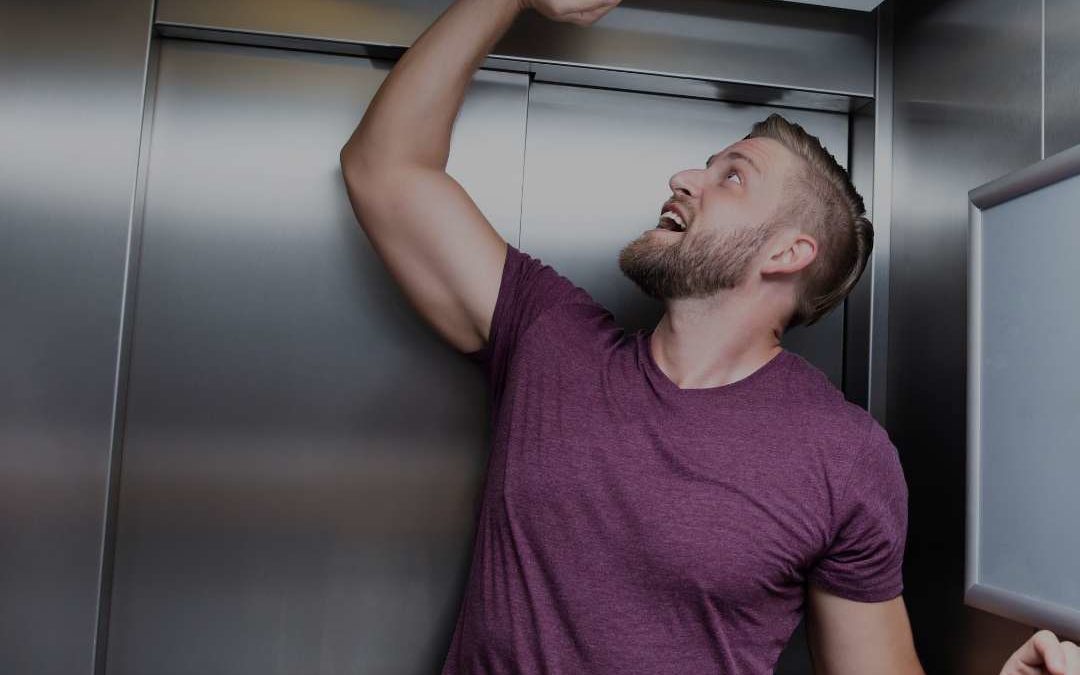 Hombre encerrado en un ascensor
