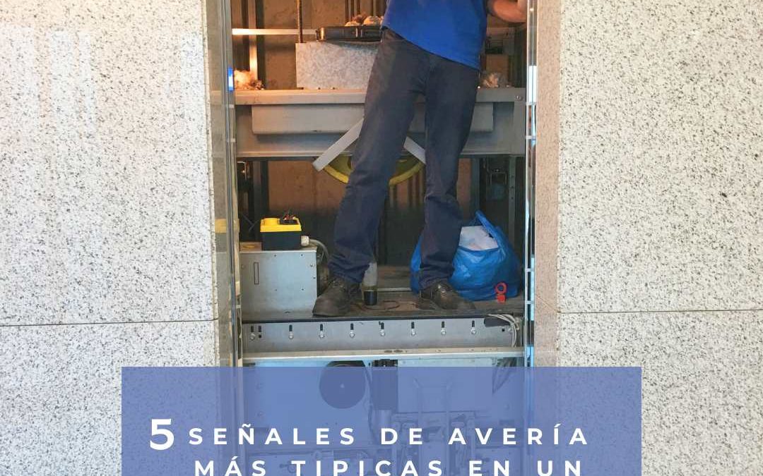 Profesional arreglando un ascensor